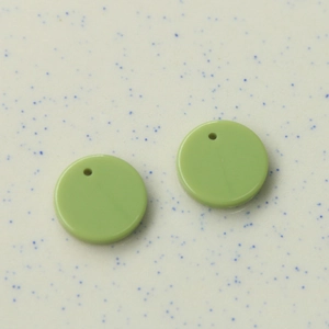 Detail von 16mm hellgrünen Acryl-Rundscheiben mit Löchern für DIY-Schmuckherstellung