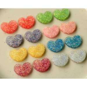 Perline a cuore in resina colorata con texture glitterata per gioielli e accessori fai da te
