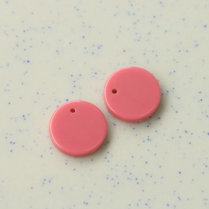 Details der 16mm rosa runden Acrylanhänger mit Löchern für DIY-Schmuck und Haaraccessoires
