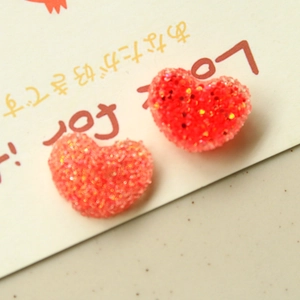 Macro di accessori in resina a forma di cuore rosso glitterato per gioielli fai-da-te