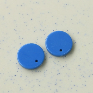 Makroaufnahme von 16mm hellblauen runden Acryl-Anhängern mit Loch für DIY Schmuckherstellung