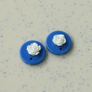 Detailansicht königsblauer Acryl-Anhänger mit weißer 3D-Harzrose für DIY-Schmuckherstellung