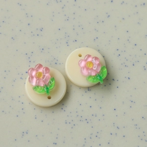Makroaufnahme von 16mm Acryl-Blumenanhängern mit rosa Blütenblättern und grünen Blättern