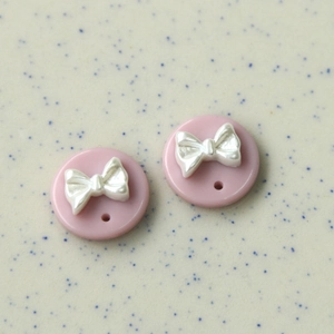 Details von 16mm rosa Acryl-Anhängern mit weißer Perlschleife und vorgebohrtem Loch