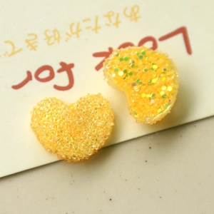 Macro di ciondoli a cuore in resina gialla con glitter per creazione gioielli fai-da-te