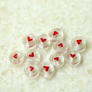 Transparente Rundperlen mit rotem Herz-Inlay für DIY-Schmuck und Halsketten