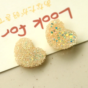 Macro di ciondoli in resina a forma di cuore con glitter iridescenti per accessori fai-da-te