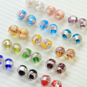 Makro-Detail bunter handgefertigter Lampwork-Glasperlen mit Silberfolie für DIY-Schmuckdesign