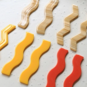 Accessoires DIY en acrylique ondulés et zigzag avec texture marbre pour bijoux et artisanat