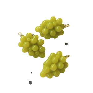 Tre ciondoli a forma di uva verde in resina con anelli dorati per gioielli fai da te