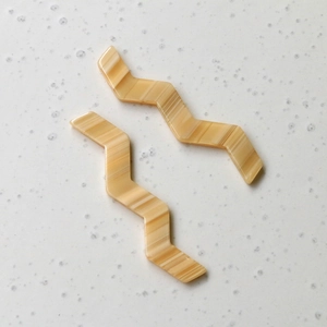 Détails d'accessoires en acrylique ondulé avec motif marbré pour bijoux DIY
