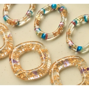 Anelli in resina fatti a mano con foglia d'oro e perline colorate geometriche