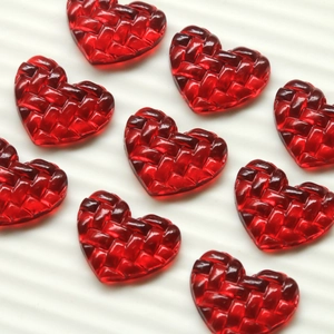 Set mit neun roten Herzanhängern aus Harz mit Webstruktur für DIY-Schmuck und Accessoires