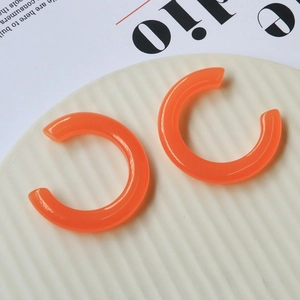 Μίνιμαλ πορτοκαλί ρητίνη C-σχήμα σκουλαρίκια κρίκοι για καλοκαιρινά κοσμήματα DIY