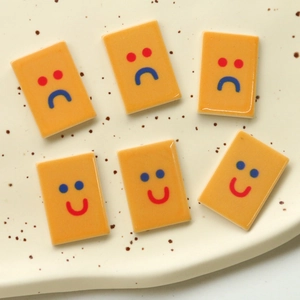 Set di sei ciondoli rettangolari in acrilico giallo con stampe smiley minimaliste