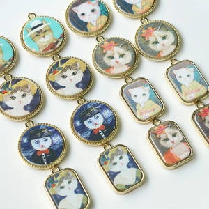 Detailansicht der Vintage-Katzenanhänger mit Goldrahmen im japanischen Ölgemälde-Stil