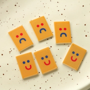 Perline acriliche rettangolari gialle con stampe smiley e faccine tristi per gioielli DIY