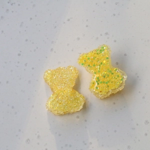 Vista dettagliata di ciondoli a forma di orsetto in resina gialla glitterata per DIY