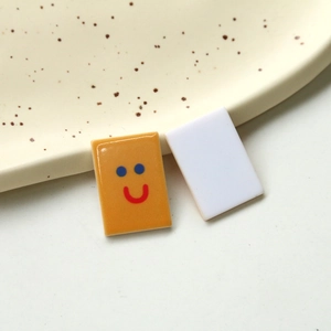 Ciondoli quadrati in acrilico giallo con faccina sorridente e bianco per gioielli e cover