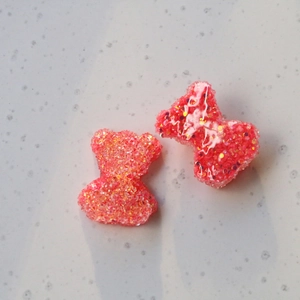 Ciondoli a orsetto e fiocco in resina rosa glitterata per gioielli fai da te