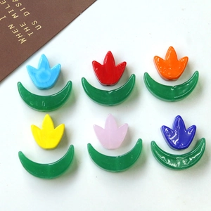Dettaglio di perle a forma di tulipano in sei colori con foglie verdi per gioielli fai da te