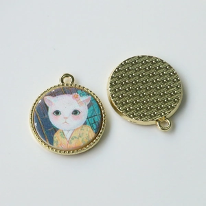 Detail eines Katzenanhängers im Vintage-Ölgemäldestil mit poliertem goldenem Metallrahmen