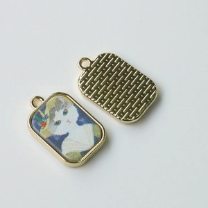 Detail von Retro-Ölgemälde-Katzenanhängern mit strukturierter Rückseite für DIY-Schmuck