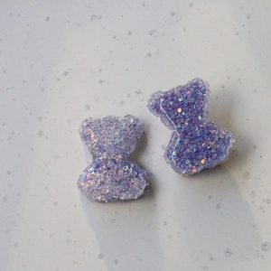 Vista macro di ciondoli a forma di orso in resina glitter viola per gioielli fai-da-te
