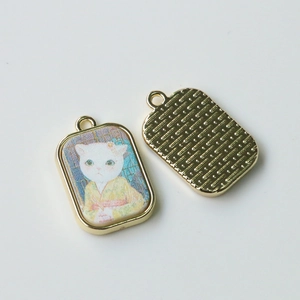 Makro-Detail japanischer Retro-Katzenanhänger zeigt bemalte Front und strukturierte Rückseite