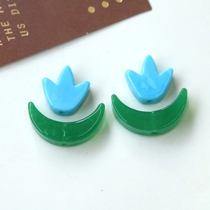 Dettaglio di perline a forma di tulipano blu e foglia di luna verde per gioielli DIY