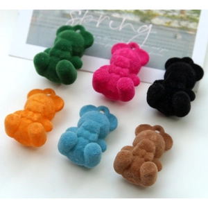 Vue détaillée de charms ours floqués colorés pour bijoux DIY et porte-clés artisanaux