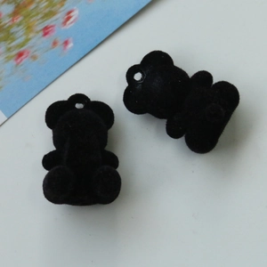 Détails macro de breloques ours noires floquées avec trous de suspension pour bijoux DIY