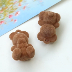 Vue détaillée de deux breloques ours floquées marron avec anneaux pour bijoux DIY