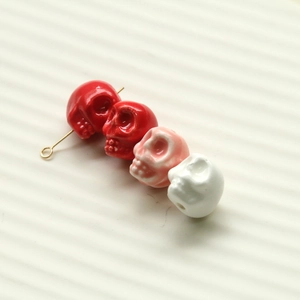 Creative 3D gradient skull resin beads for DIY jewelry and Halloween crafts with gold pin