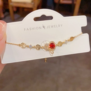 Bracelet doré raffiné avec zircon rouge rond et breloques porte-bonheur Fu