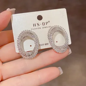 Vue macro de boucles d'oreilles ovales en argent S925 serties de zircons cubiques
