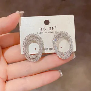 Gros plan sur les boucles d'oreilles ovales étincelantes en zircone avec tige en argent S925