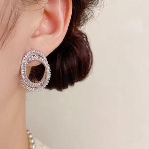 Boucles d'oreilles ovales argentées avec diamants pavés et collier de perles