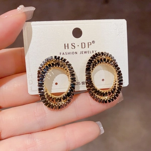 Boucles d'oreilles ovales dorées avec cristaux noirs et tiges en argent S925