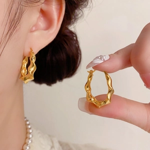Unregelmäßige Geometrische Wellen-Creolen 14K Vergoldetes Kupfer Minimalistische Metall-Ohrstecker Für Damen Mode Täglicher Schmuck