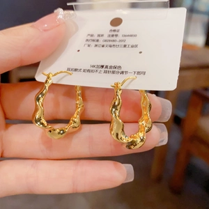 Minimalistische unregelmäßige geometrische 14K vergoldete Ohrringe mit Lavatextur