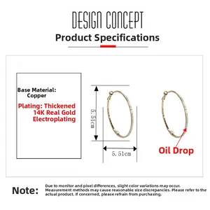 Dettaglio di orecchini a cerchio placcati oro 14K da 5,51 cm con smalto bianco