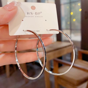 Grandi orecchini a cerchio in argento lucido con perni in argento S925 e stile minimalista