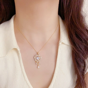Detalle del collar de corazón con perlas, cristales brillantes y colgantes de gotas