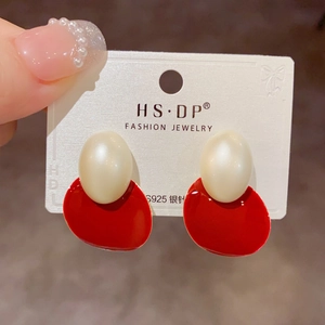 Vue détaillée de boucles d'oreilles rétro en émail rouge et perle crème ovale