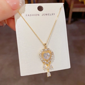 Detalle del collar de corazón con circón, perlas y borlas de cristal en forma de gota