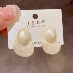 Boucles d'oreilles vintage françaises avec perles nacrées et détails marbrés crème