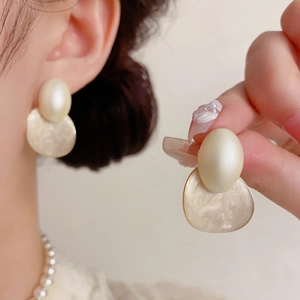 Détails de boucles d'oreilles ovales rétro françaises aux couleurs contrastées