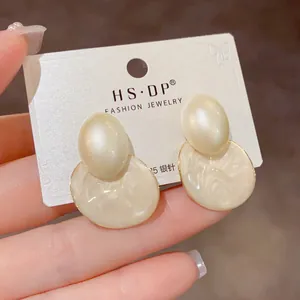 Gros plan de boucles d'oreilles vintage françaises avec tiges en argent S925