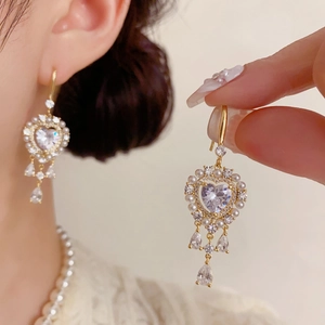 Pendientes vintage de corazón con circón, perlas y borlas de gota en tono dorado